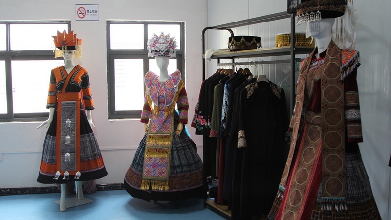 這些衣服上的花和圖案全是手工繡,衣服款式是自己設計,自己配花配色配線 修文縣融媒體中心李宇 攝