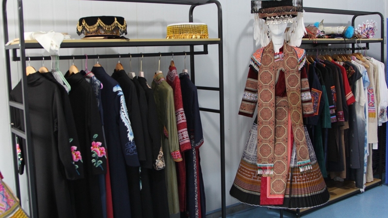 在民族服飾展示區,整齊排列的一件件精美的苗族服飾,工藝精湛,艷麗多彩 修文縣融媒體中心李宇 攝