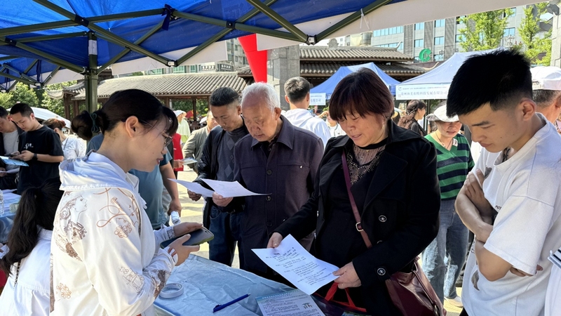 縣人社局還開展就業(yè)創(chuàng)業(yè)政策宣傳，向求職者發(fā)放1600余份就業(yè)政策宣傳手冊(cè)、宣傳環(huán)保袋等 修文縣融媒體中心魏鵬 攝