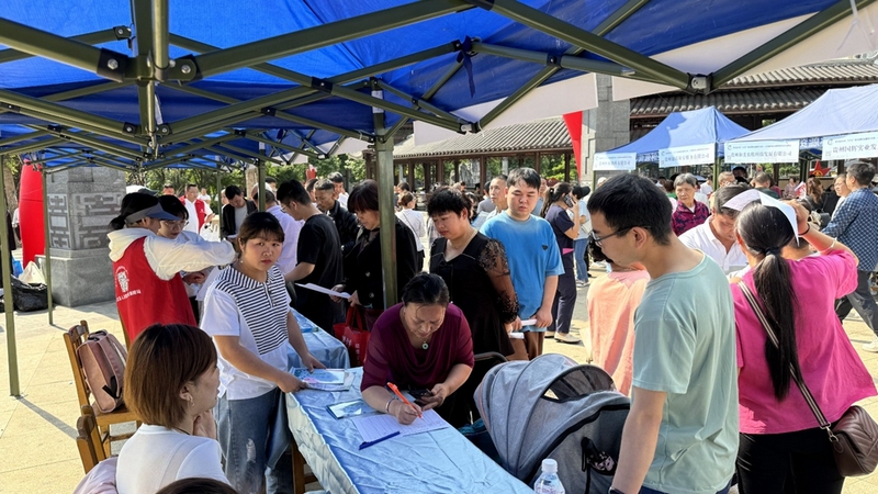 活動(dòng)現(xiàn)場(chǎng)人頭攢動(dòng)、熱鬧非凡 修文縣融媒體中心魏鵬 攝