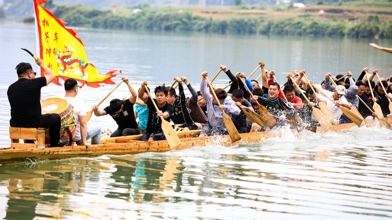 5月17日，碧江區(qū)銅興街道柑子沖村龍舟隊(duì)在緊張訓(xùn)練。 代旭東攝