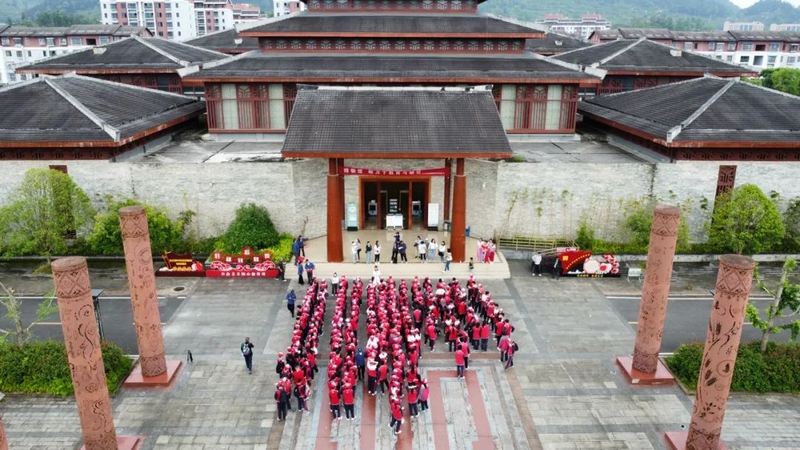 研學(xué)團(tuán)隊(duì)參觀仡佬民族歷史文化博物館。 陳西南 攝 