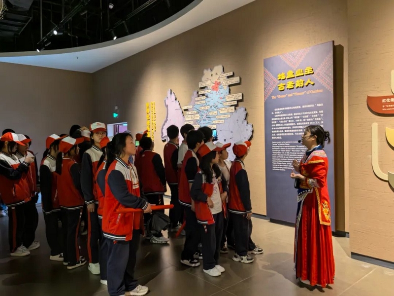 研學(xué)學(xué)生聆聽仡佬民族歷史文化講述。 陳西南 攝 