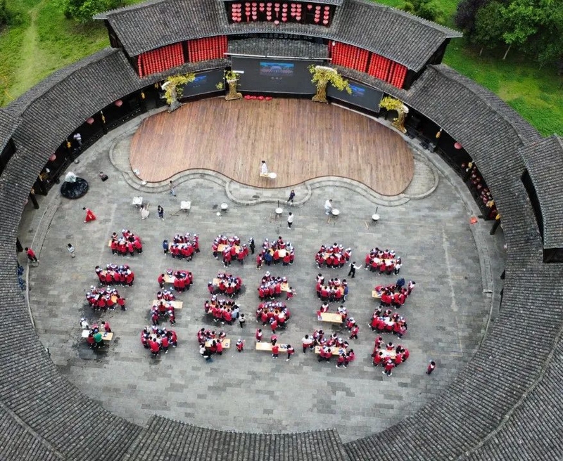 研學(xué)團(tuán)隊(duì)在九天水榭體驗(yàn)仡佬民族文化。 陳西南 攝 