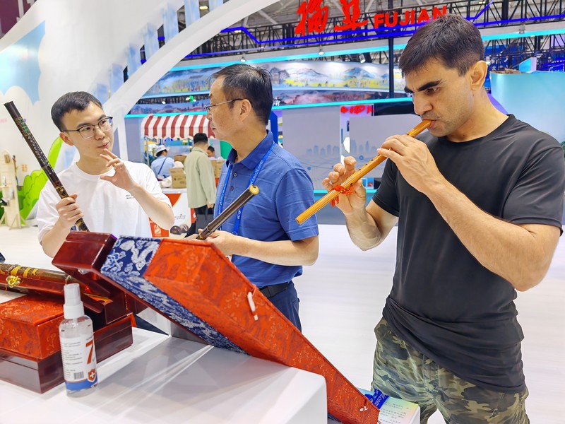 與會嘉賓了解玉屏簫笛。