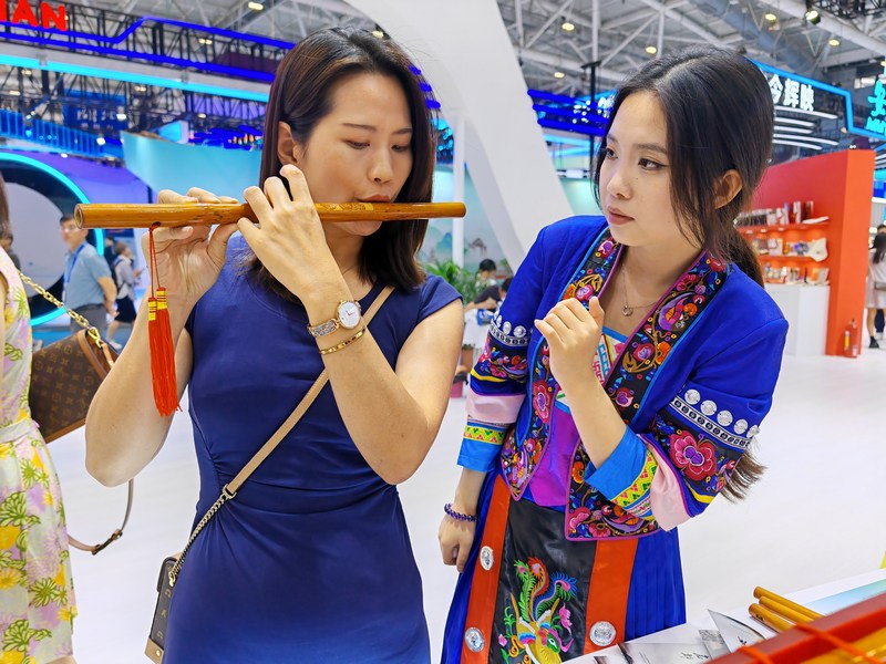 與會(huì)嘉賓試吹玉屏簫笛。