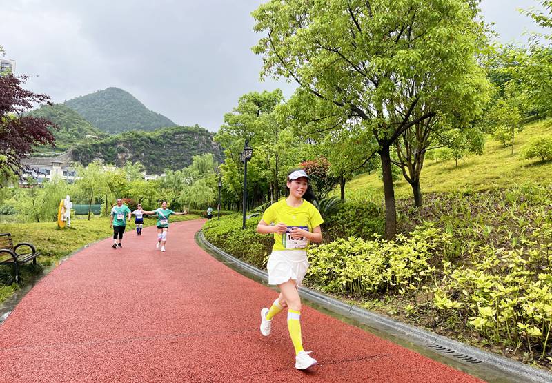 4、跑者天門河濕地公園。 趙軍 攝