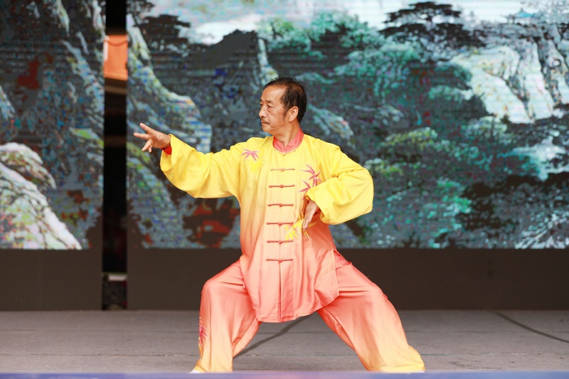 黔西市太極拳協會攜手黔西市老年大學組織老年人在該市金街廣場進行太極拳表演。