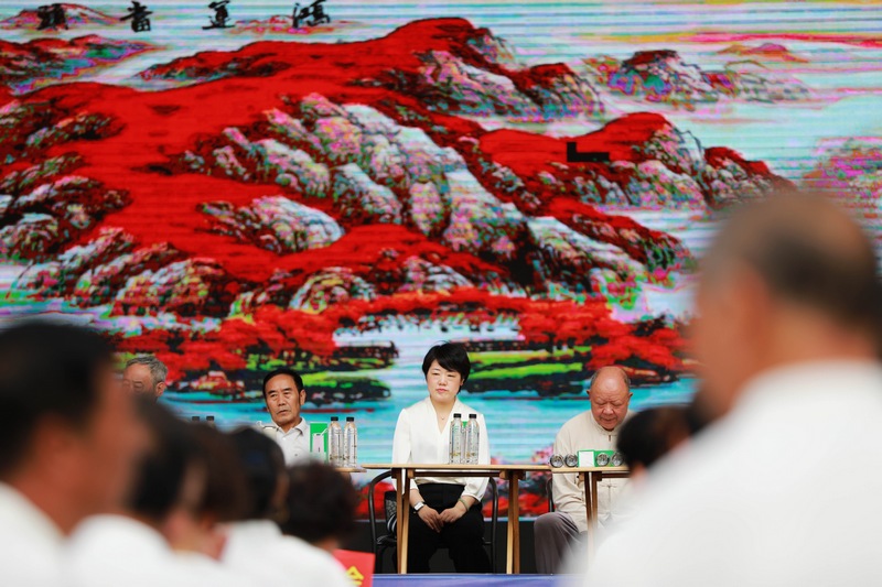 黔西市太極拳協(xié)會(huì)攜手黔西市老年大學(xué)組織老年人在該市金街廣場(chǎng)進(jìn)行太極拳表演。