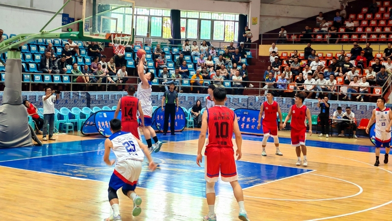 各參賽隊伍在賽場上奮力拼搏,展現(xiàn)出高超的競技水平和團隊協(xié)作精神 修文縣融媒體中心郭振東 攝