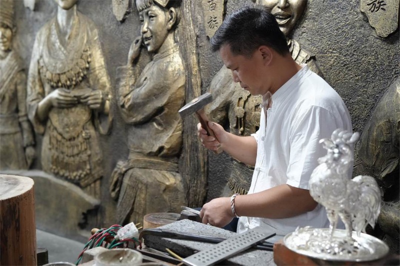 雷山苗族銀匠正專注于鍛制精美的銀飾作品。姚晶權(quán)攝