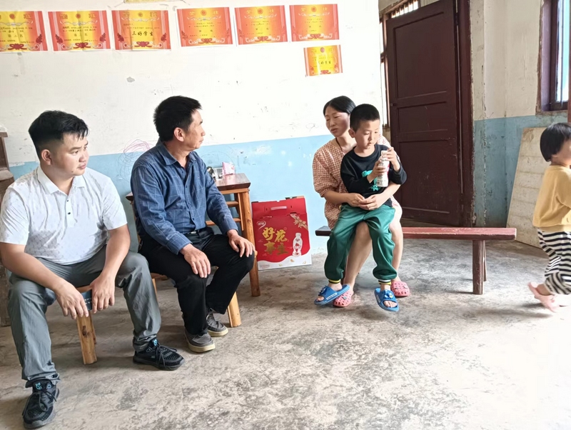 圖片桐梓縣木瓜鎮關工委積極開展“送教上門、送愛到家”活動。