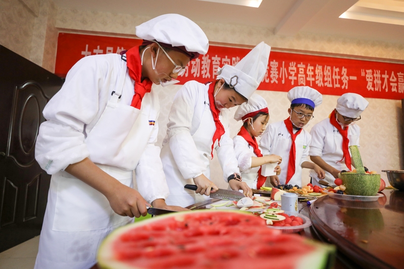 水果拼盤比賽。何志剛攝