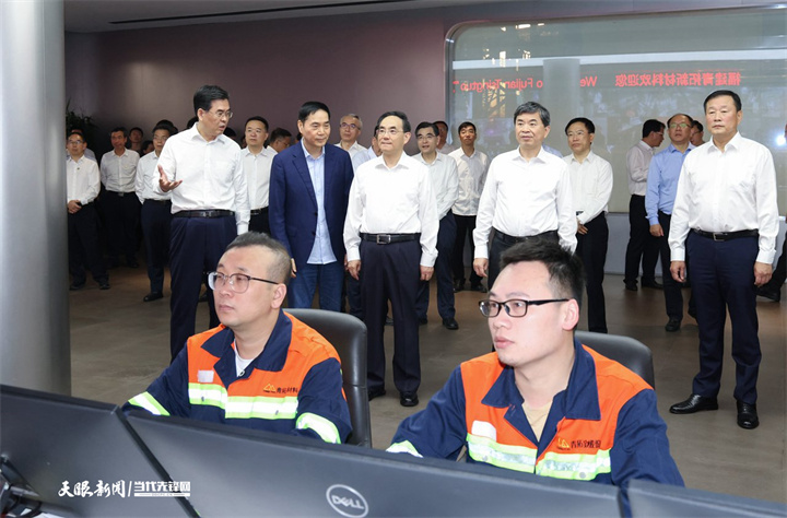 圖為貴州省黨政代表團在青拓集團學習考察。