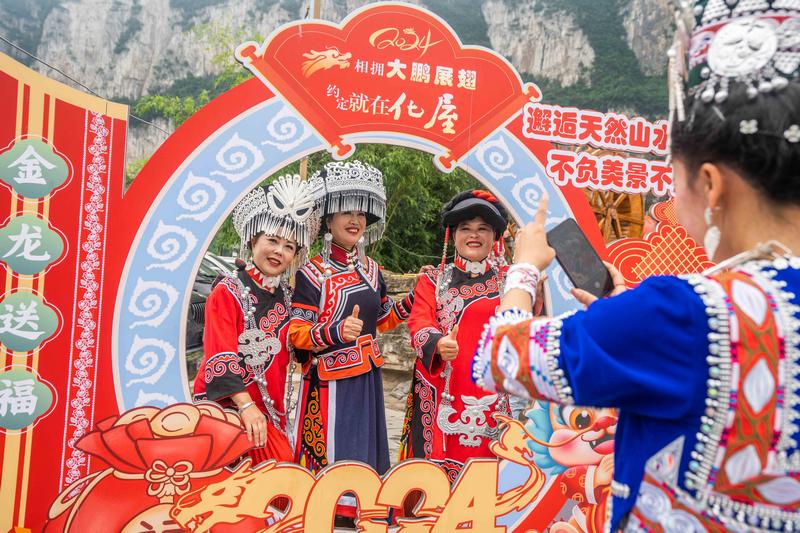 6月7日，在貴州省畢節(jié)市黔西新仁苗族鄉(xiāng)化屋村，村民正在合影留戀。