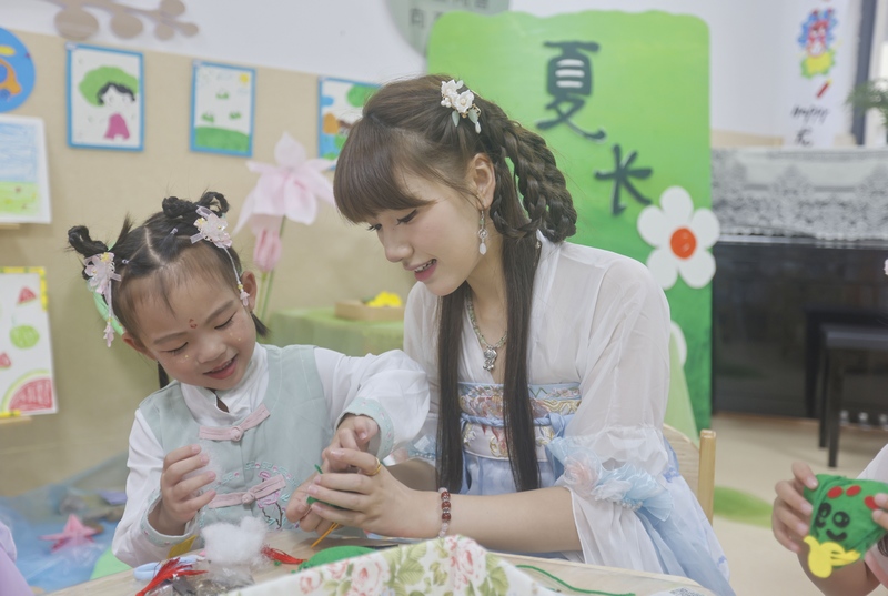 6月7日，在貴州省黔東南苗族侗族自治州施秉縣第四幼兒園，老師在教小朋友做香囊。磨桂賓攝