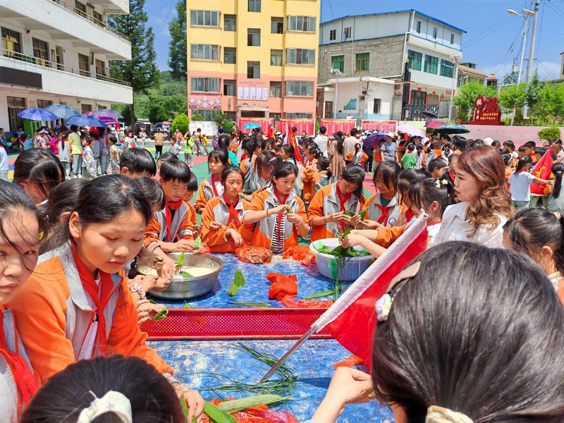 6月7日,赫章縣古達鄉千名師生迎端午包粽子現場。閔云瀟 攝.jpg