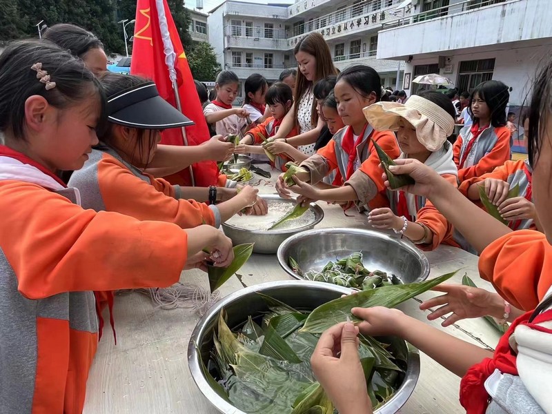 6月7日,赫章縣古達鄉師生包粽子迎端午。閔云瀟 攝.jpg