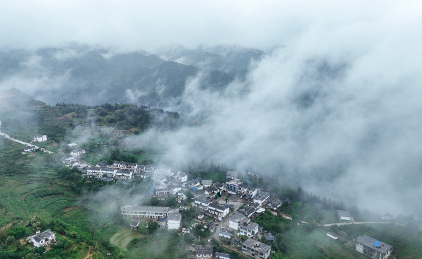 2024年6月9日，貴州省畢節赫章縣平山鎮中寨社區云霧繚繞。
