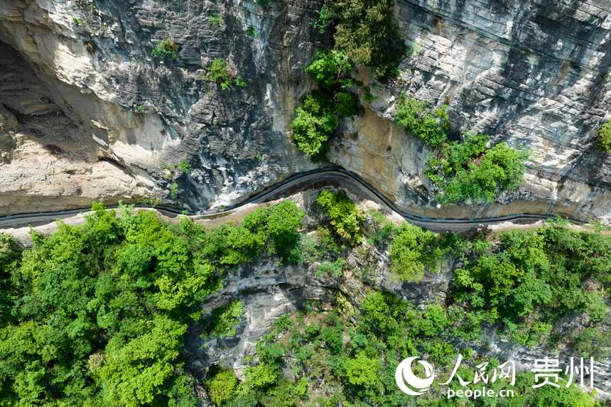 航拍貴州省畢節(jié)市七星關(guān)區(qū)生機(jī)鎮(zhèn)高流村高流天渠。人民網(wǎng)記者 涂敏攝