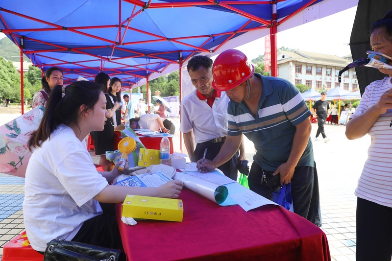 求職者在看招聘信息。