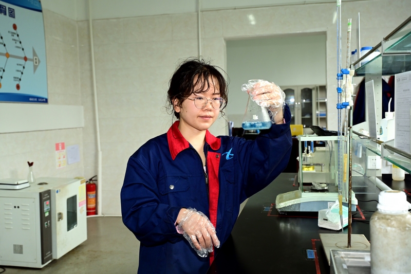 _檢測(cè)員正對(duì)剛下線的電解液進(jìn)行最后的檢測(cè)。姚寧攝