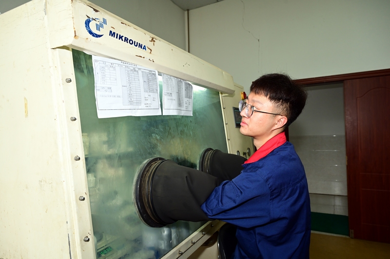 _檢測(cè)員正對(duì)剛下線的電解液進(jìn)行最后的檢測(cè)。姚寧攝