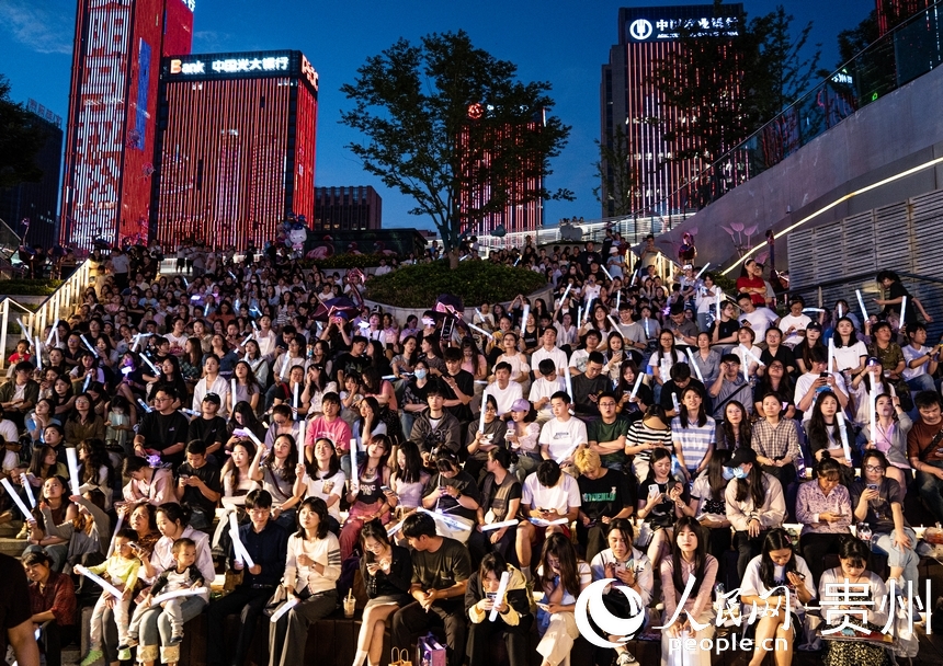 律動的歌聲吸引了大批市民圍觀。人民網 陽茜攝