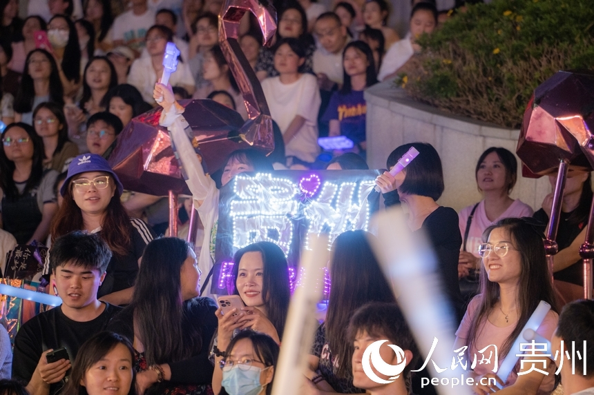 觀眾在現(xiàn)場(chǎng)高舉燈牌。人民網(wǎng) 陽(yáng)茜攝