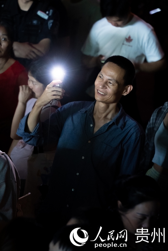 市民舉起手機記錄下音樂會的瞬間。人民網記者 涂敏攝