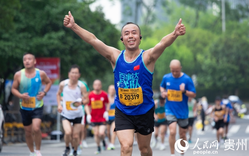 2024貴陽馬拉松的參賽選手全力奔跑。人民網記者 高華攝