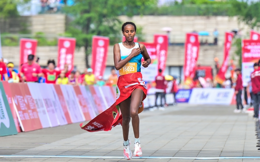 埃塞俄比亞選手ROBI GENET TADESSE獲得女子組全馬冠軍。圖片由主辦方提供