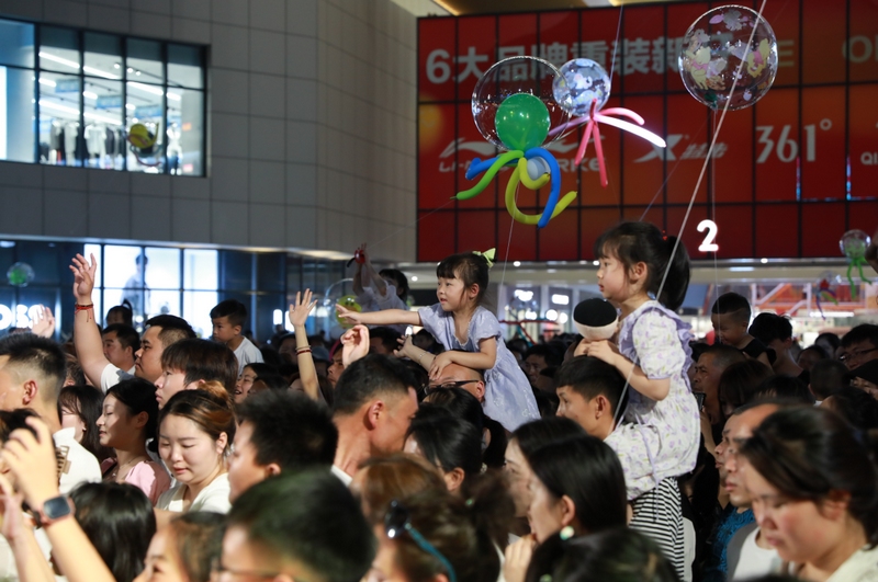 清鎮市打造消費新場景,點亮夏日“夜經濟”。