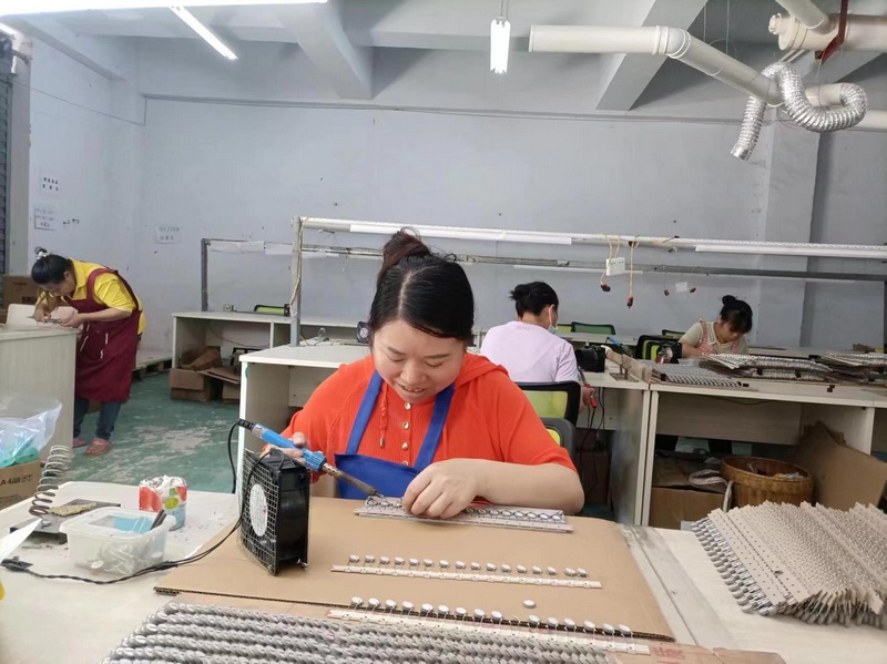 樓下上班的移民群眾。