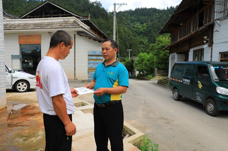 快遞員將包裹送到群眾手中。