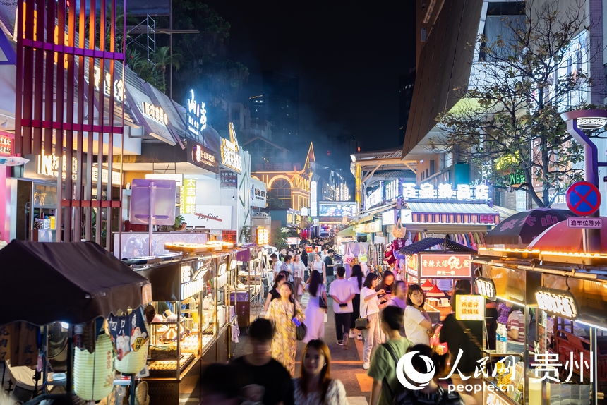 6月21日,夜幕下人頭攢動的貴陽市太平路街區。人民網記者 涂敏攝