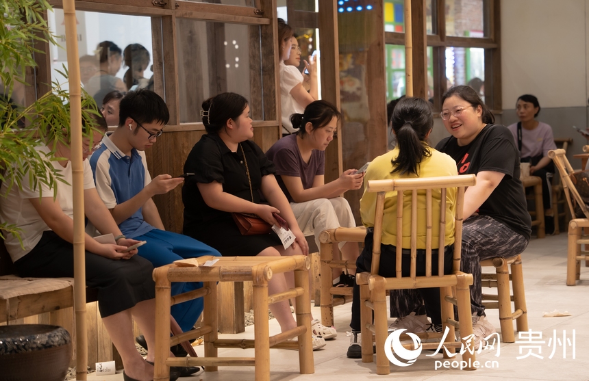 6月21日，在貴陽新印廠，市民游客正排隊等待就餐。人民網(wǎng) 陽茜攝