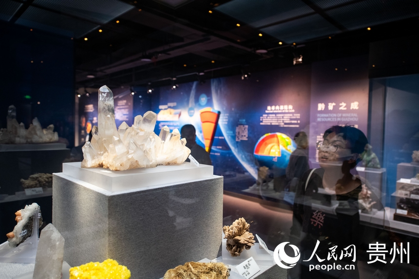 6月21日，在貴州省地質博物館，游客正在參觀游覽。人民網記者 翁奇羽攝