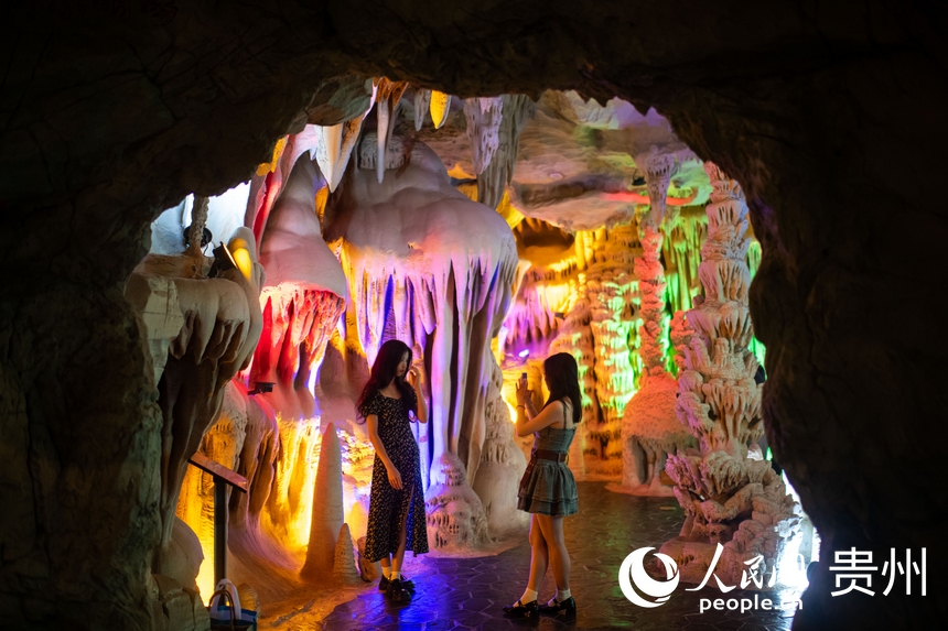 6月21日,在貴州省地質(zhì)博物館,游客正在打卡拍照。人民網(wǎng)記者 翁奇羽攝