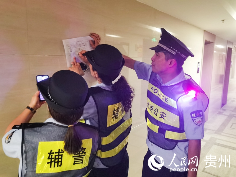 登記旅店入住人員信息。人民網記者 王秀芳攝