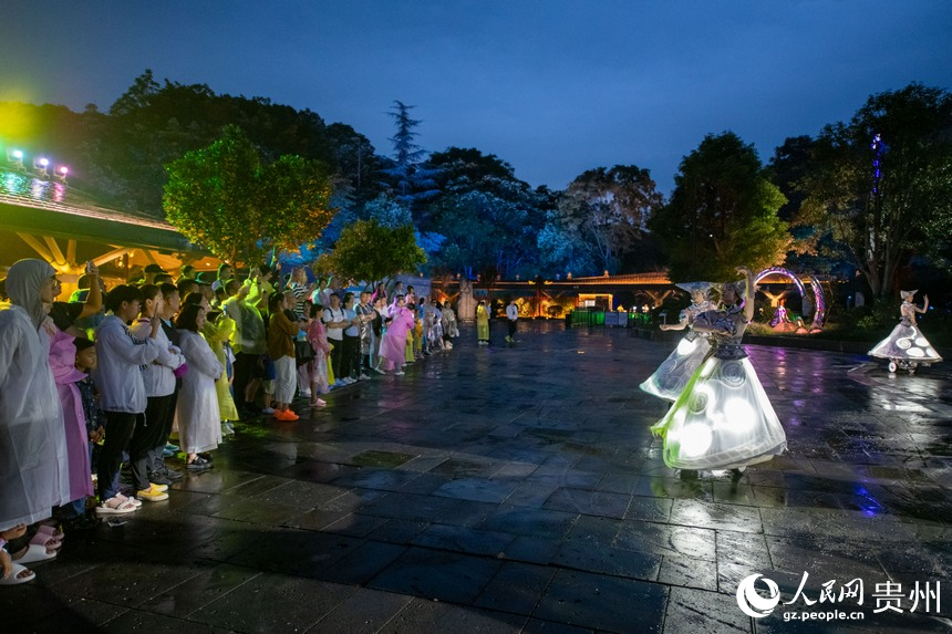 6月23日，游客夜游黃果樹瀑布，觀賞大型燈光秀，感受與日間游玩不一樣的旅游體驗(yàn)。人民網(wǎng)記者 翁奇羽攝
