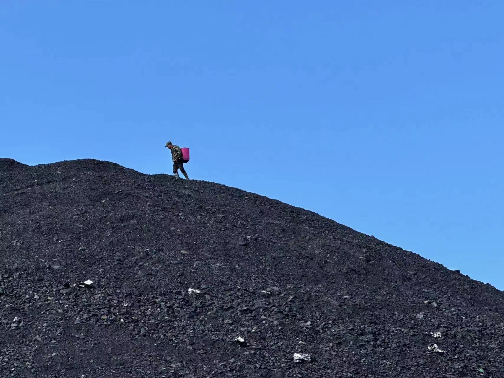 4月27日，村民在興安矸石堆場撿煤。人民網記者 游天燚攝