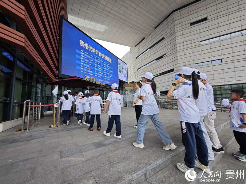 小朋友們有序排隊進入貴州省地質博物館。人民網 龍章榆攝