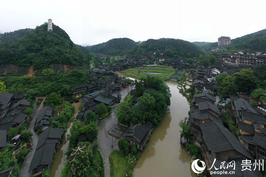 6月24日，雨后的烏江寨景區山水寧靜，宛如水墨畫。人民網記者 翁奇羽攝