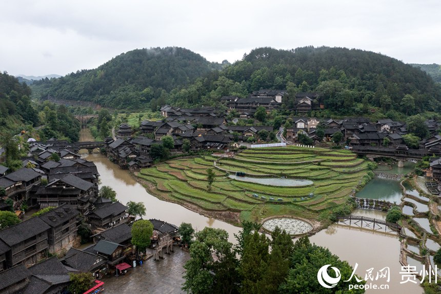 6月24日，雨后的烏江寨景區山水寧靜，宛如水墨畫。人民網記者 翁奇羽攝