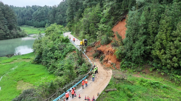 清理現(xiàn)場(chǎng)。