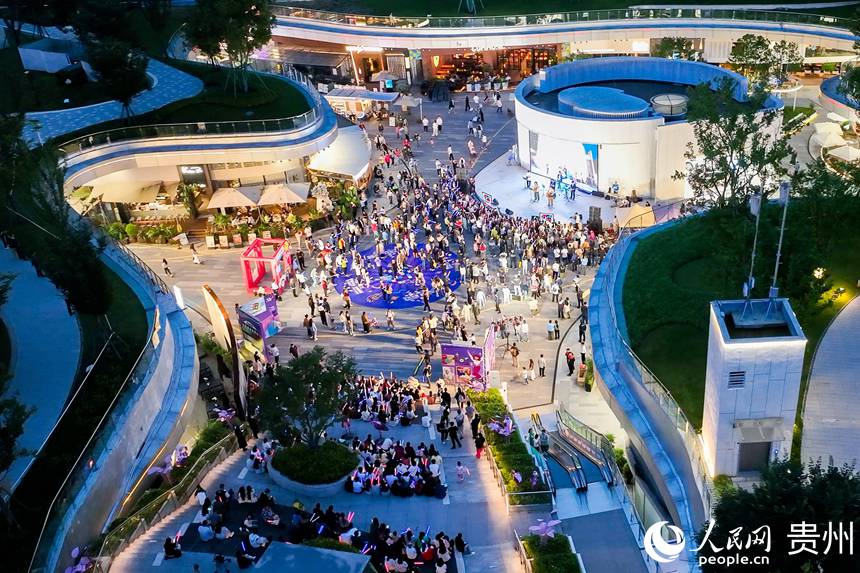 6月26日晚，貴陽市觀山湖路邊音樂會吸引不少市民游客駐足欣賞，感受音樂魅力。人民網記者 涂敏攝