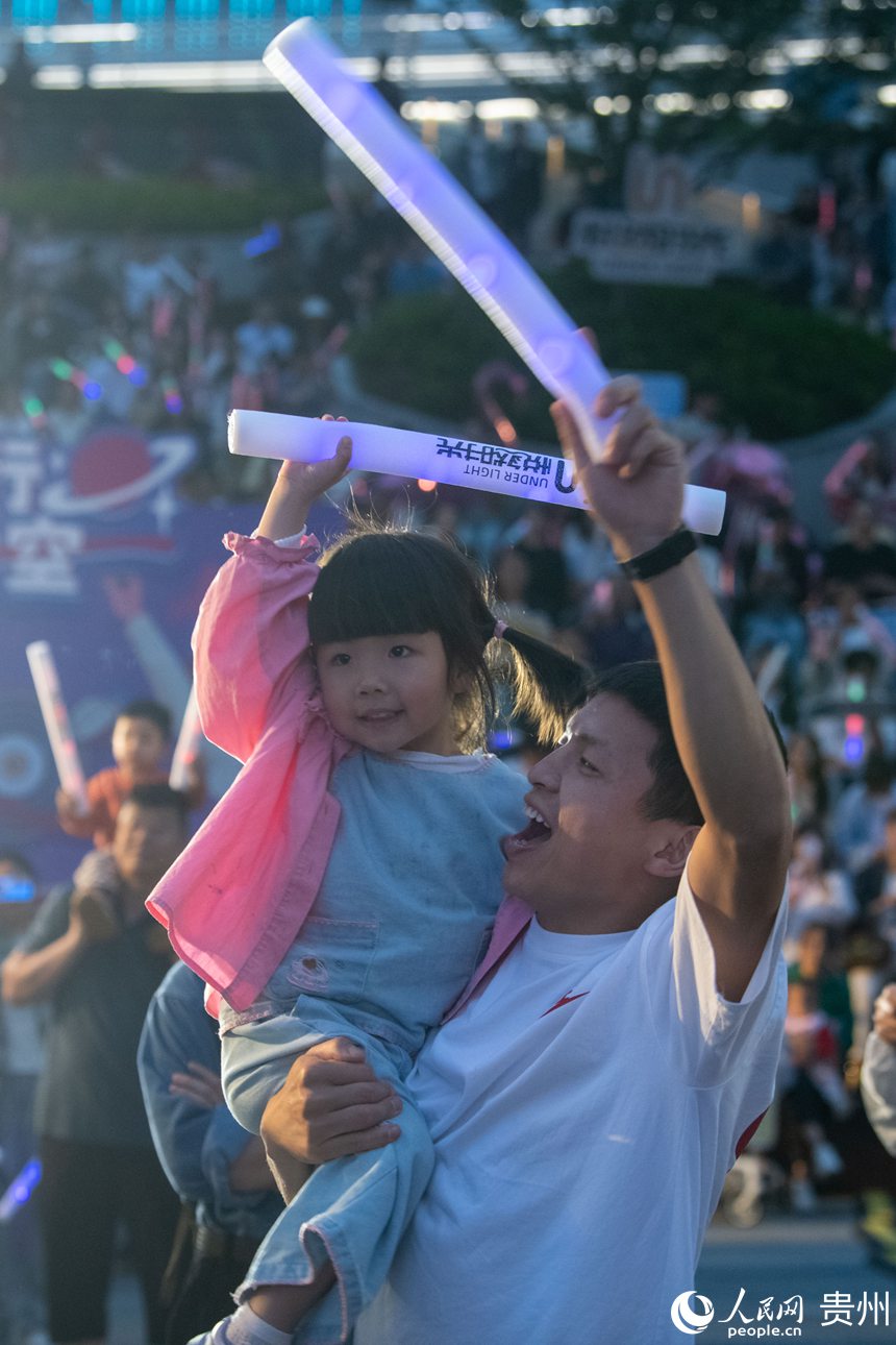 6月26日晚，貴陽(yáng)市觀山湖路邊音樂(lè)會(huì)現(xiàn)場(chǎng)氣氛熱烈，觀眾陶醉音樂(lè)之中。人民網(wǎng)記者 翁奇羽攝 
