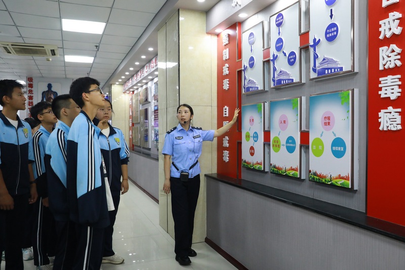 _講解員帶領同學們參觀禁毒教育基地。劉夢攝
