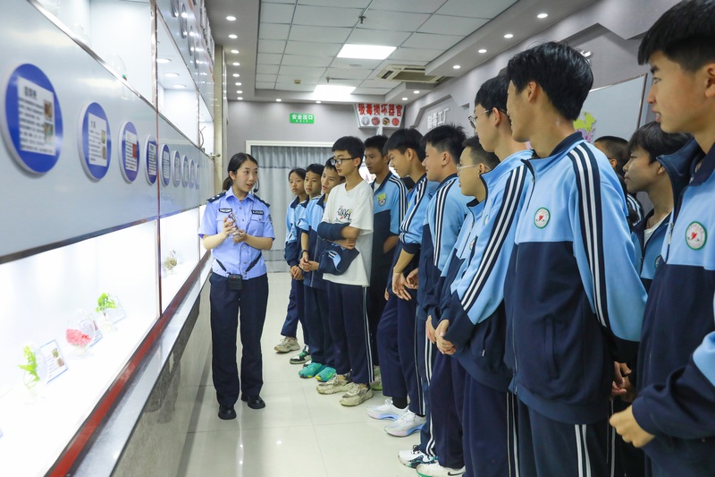 講解員通過仿真模型教學生們分辨毒品。劉夢攝